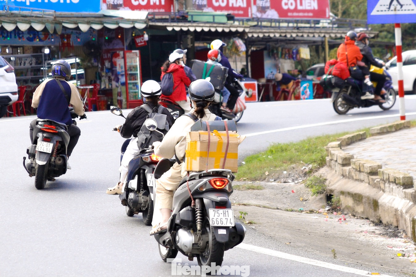 Người dân chở theo hành lý lỉnh kỉnh về quê ăn Tết.