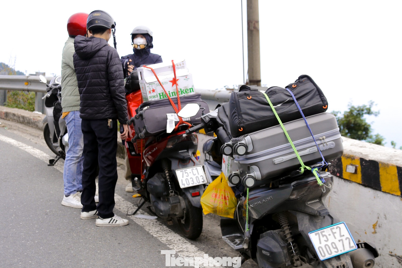 Nhiều người dừng lại nghỉ ngơi sau đoạn đường dài. Anh Trần Đình Trường cho hay, đi xe trung chuyển sẽ nhanh hơn rất nhiều, nhưng phải chờ xe rất lâu. "Đợt nghỉ lễ trước tôi đi hầm chờ mấy tiếng đồng hồ mới qua được nên lần này quyết định đi đèo cho thoải mái, tiện thể ngắm cảnh dọc đường cũng rất thú vị", anh Trường nói.
