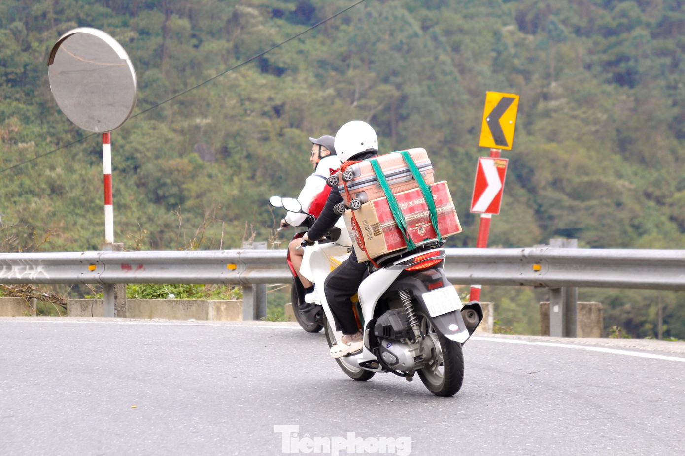 Người dân chở theo hành lý lỉnh kỉnh về quê ăn Tết.