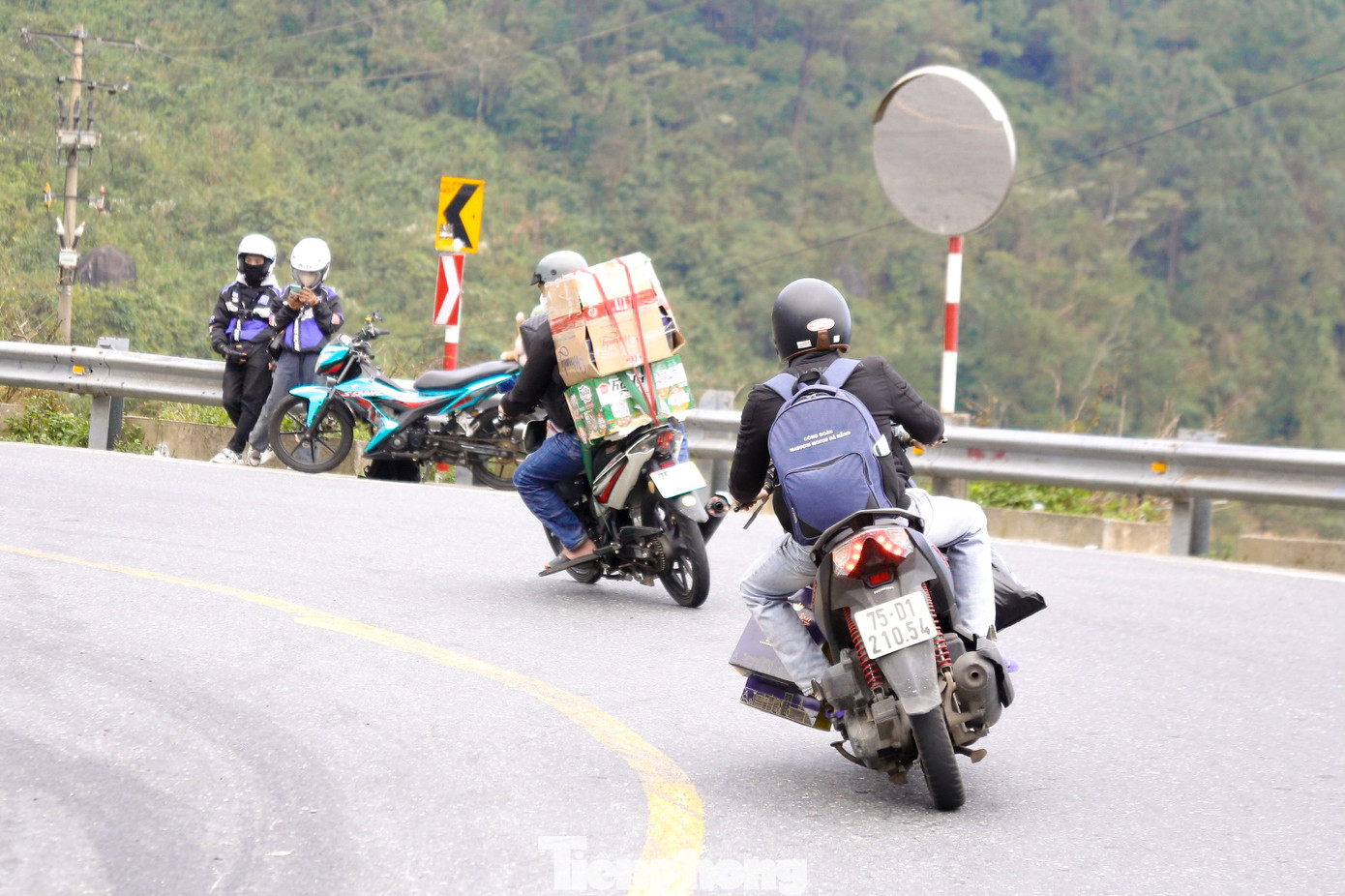 Người dân chở theo hành lý lỉnh kỉnh về quê ăn Tết.