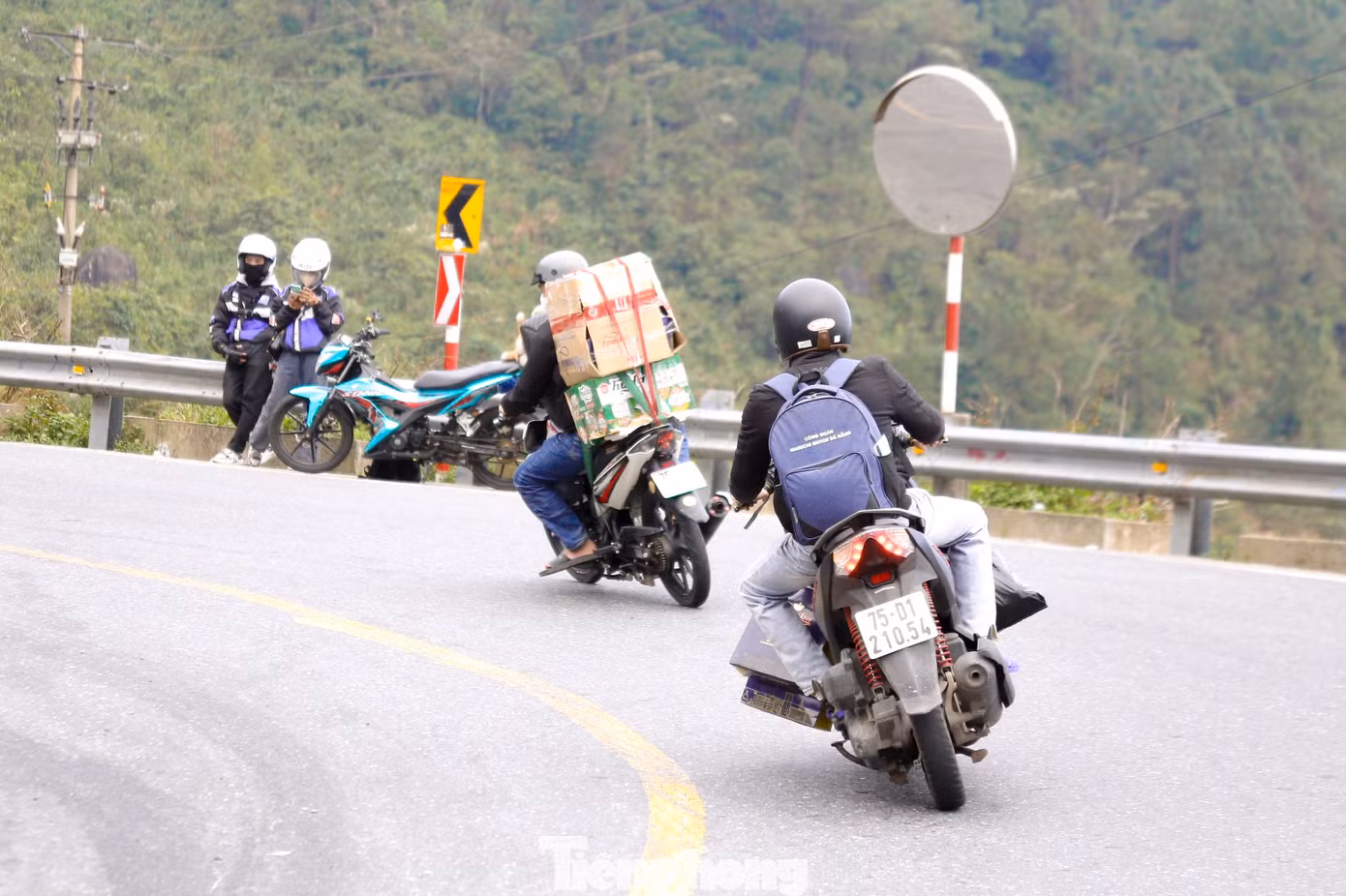 Người dân chở theo hành lý lỉnh kỉnh về quê ăn Tết.