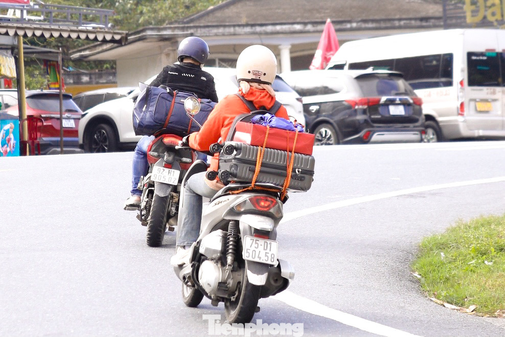 Càng về chiều, lượng người vượt đèo càng đông, ai nấy đều háo hức về sum vầy cùng gia đình, người thân trong kì nghỉ Tết dài ngày của mình.