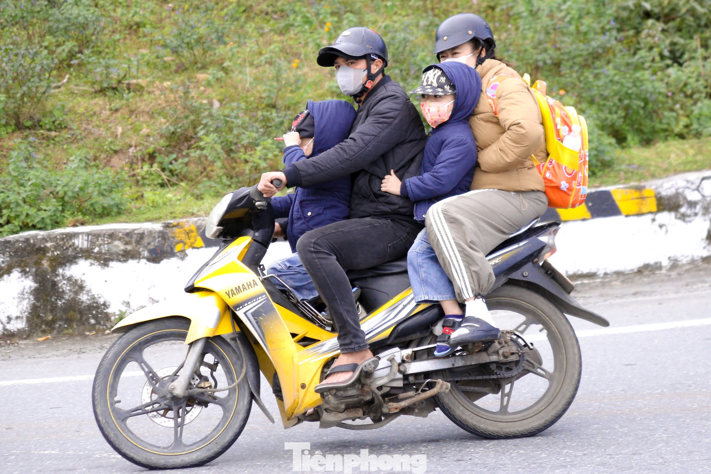 Các em nhỏ theo bố mẹ vượt đèo về quê ăn Tết.