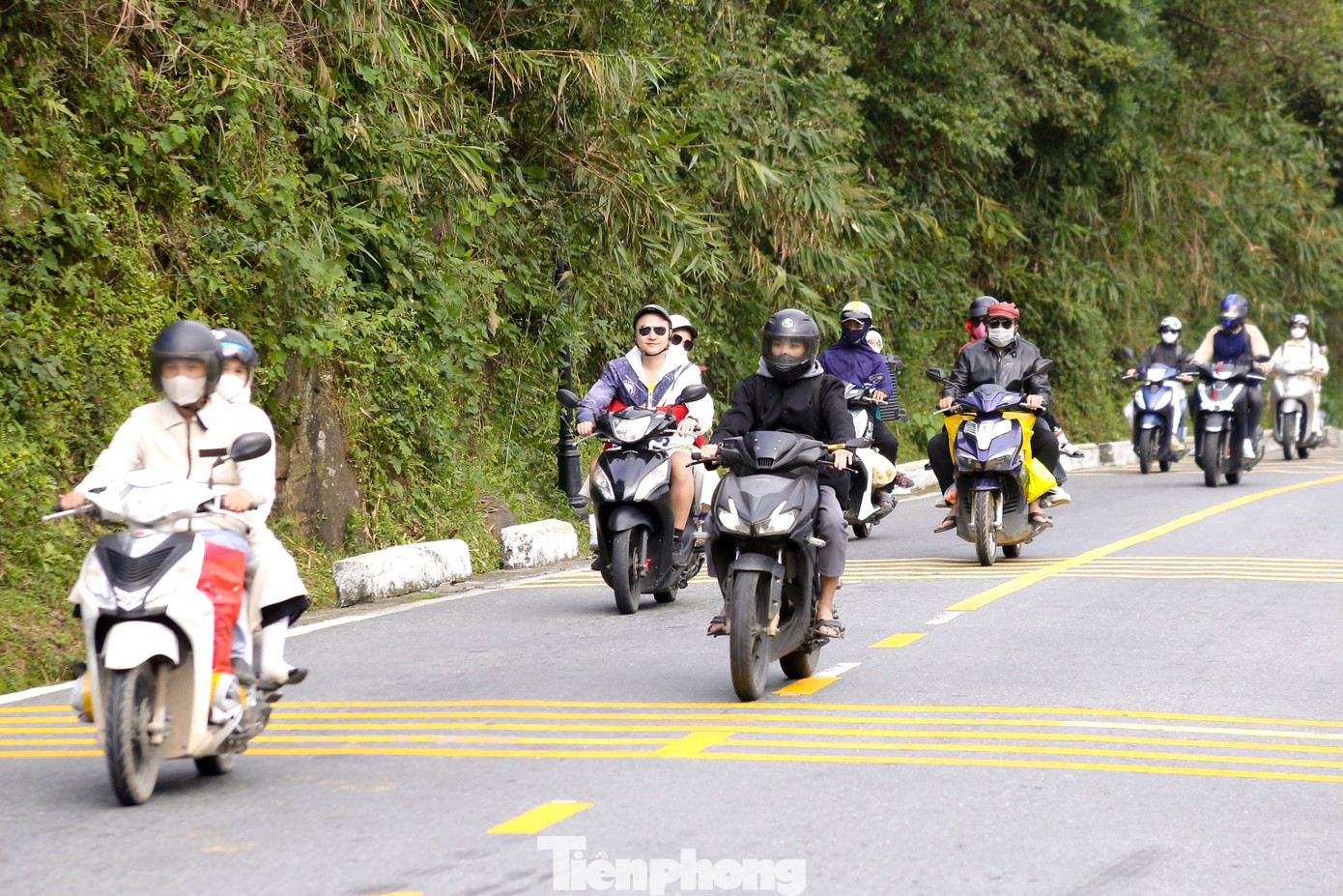 Càng về chiều, lượng người vượt đèo càng đông, ai nấy đều háo hức về sum vầy cùng gia đình, người thân trong kì nghỉ Tết dài ngày của mình.