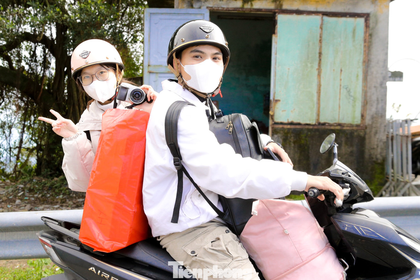 Chị Nguyễn Trần Khánh Trân (trú thành phố Huế) cho biết: "Tết năm nay được nghỉ tận 9 ngày nên mình cùng bạn quyết định vượt đèo về quê ăn Tết. Hôm nay thời tiết rất đẹp, thuận lợi cho tụi mình vừa đi vừa chụp ảnh để làm kỉ niệm".