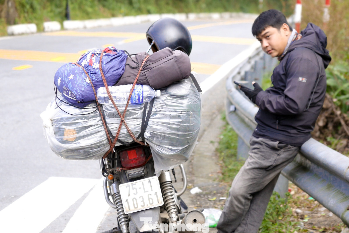 Nhiều người dừng lại nghỉ ngơi sau đoạn đường dài. Anh Trần Đình Trường cho hay, đi xe trung chuyển sẽ nhanh hơn rất nhiều, nhưng phải chờ xe rất lâu. "Đợt nghỉ lễ trước tôi đi hầm chờ mấy tiếng đồng hồ mới qua được nên lần này quyết định đi đèo cho thoải mái, tiện thể ngắm cảnh dọc đường cũng rất thú vị", anh Trường nói.