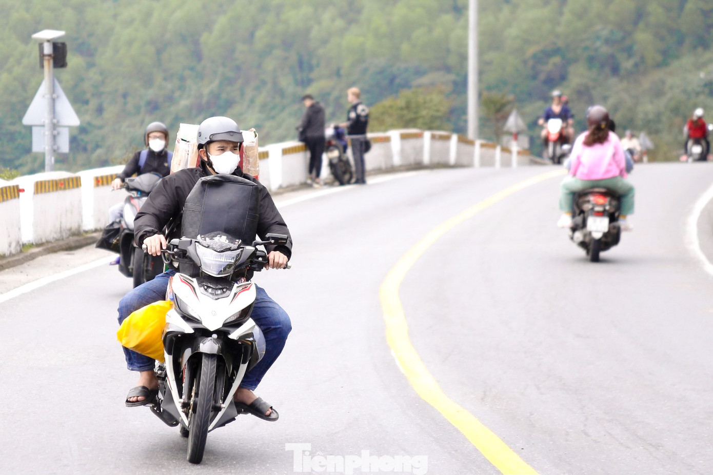 Những người vượt đèo đa số là sinh viên, người lao động quê ở Quảng Bình, Quảng Trị, Huế...