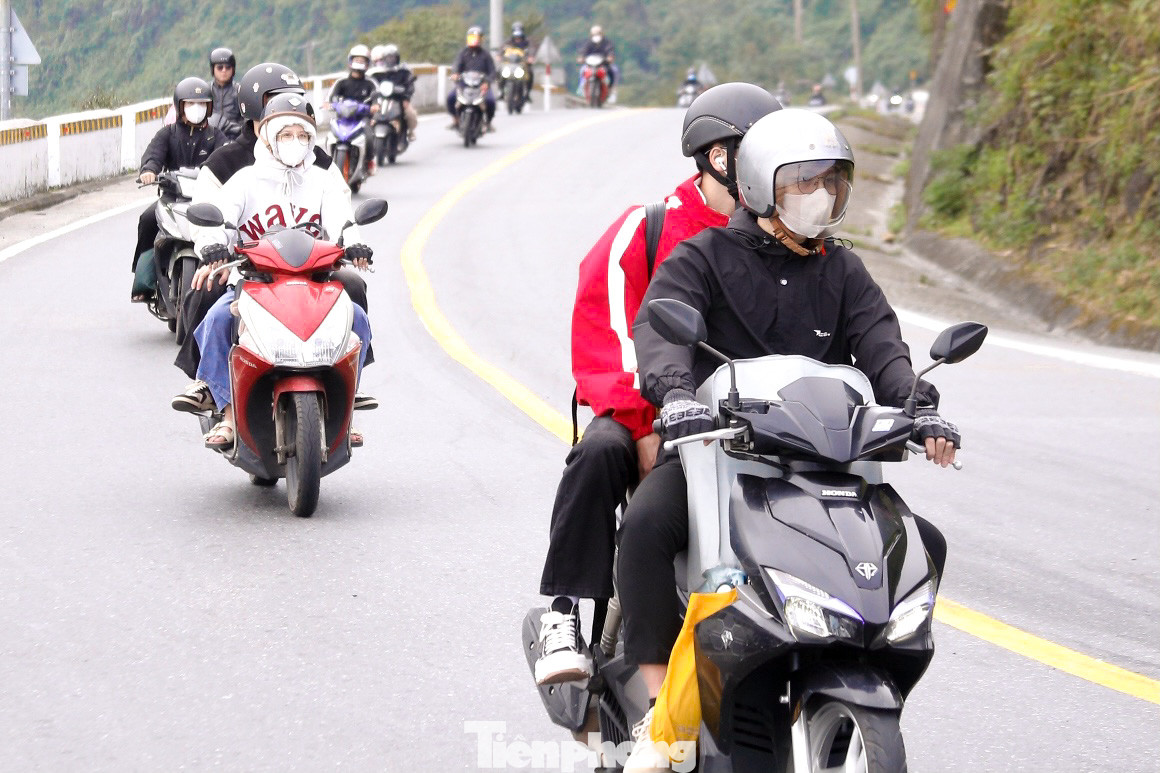 Ghi nhận của phóng viên Tiền Phong, từ trưa 25/1, nhiều người dân từ các tỉnh chạy xe máy chở theo đồ đạc lỉnh kỉnh vượt đèo Hải Vân để về quê ăn Tết.