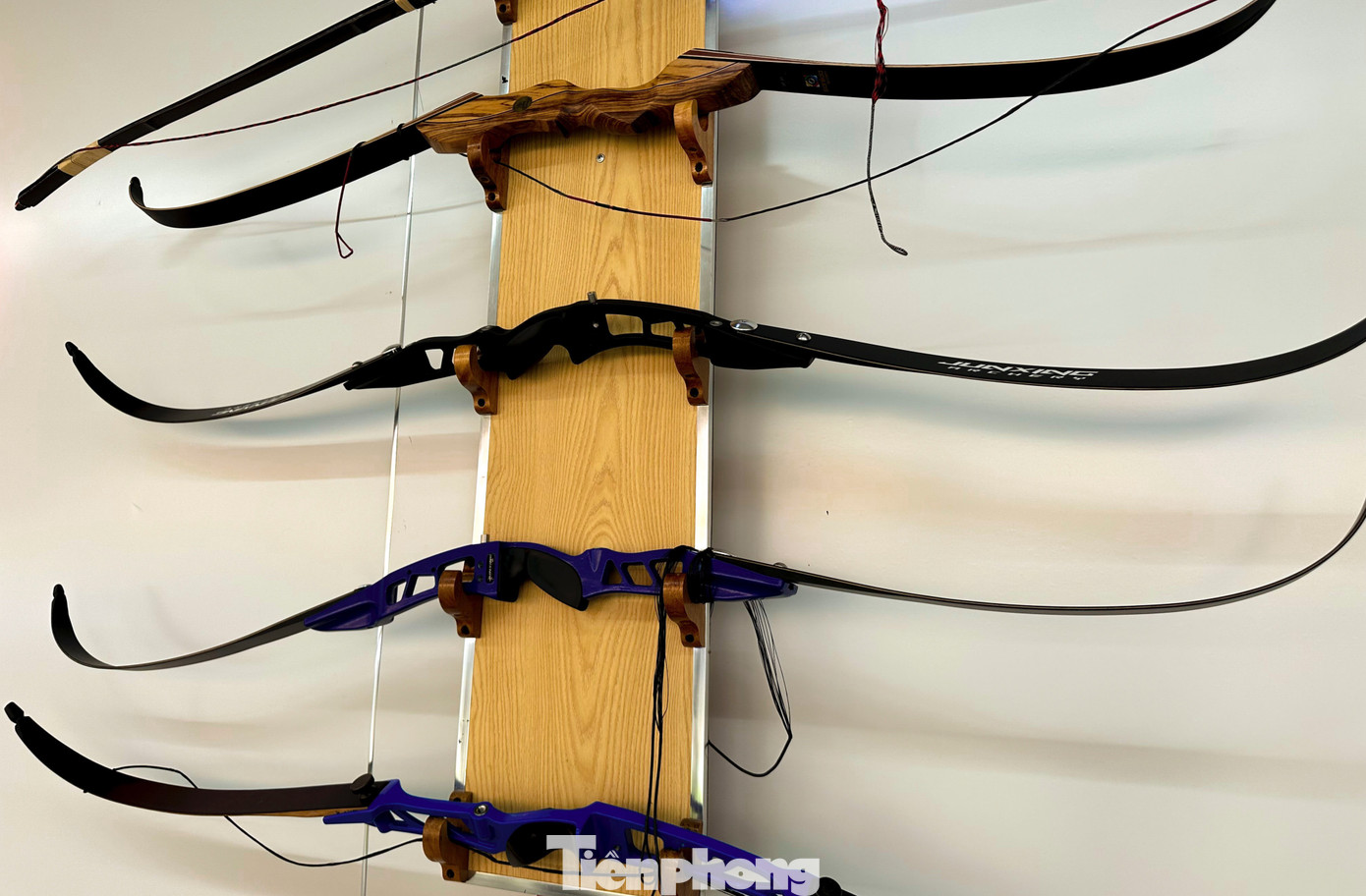 Sân bắn cung được trang bị đầy đủ các dụng cụ để người chơi thoải mái trong việc tập luyện.