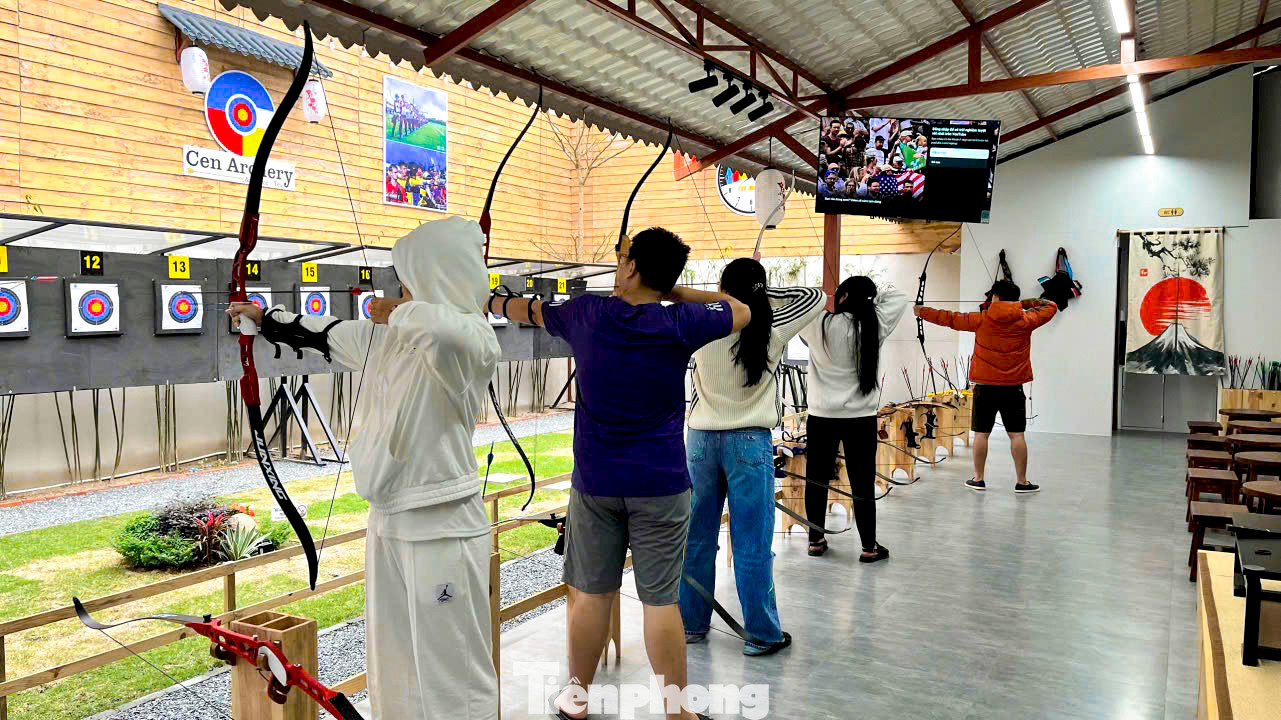 Môn bắn cung thu hút đông đảo du khách, giới trẻ Đà Nẵng đến chơi mỗi ngày.