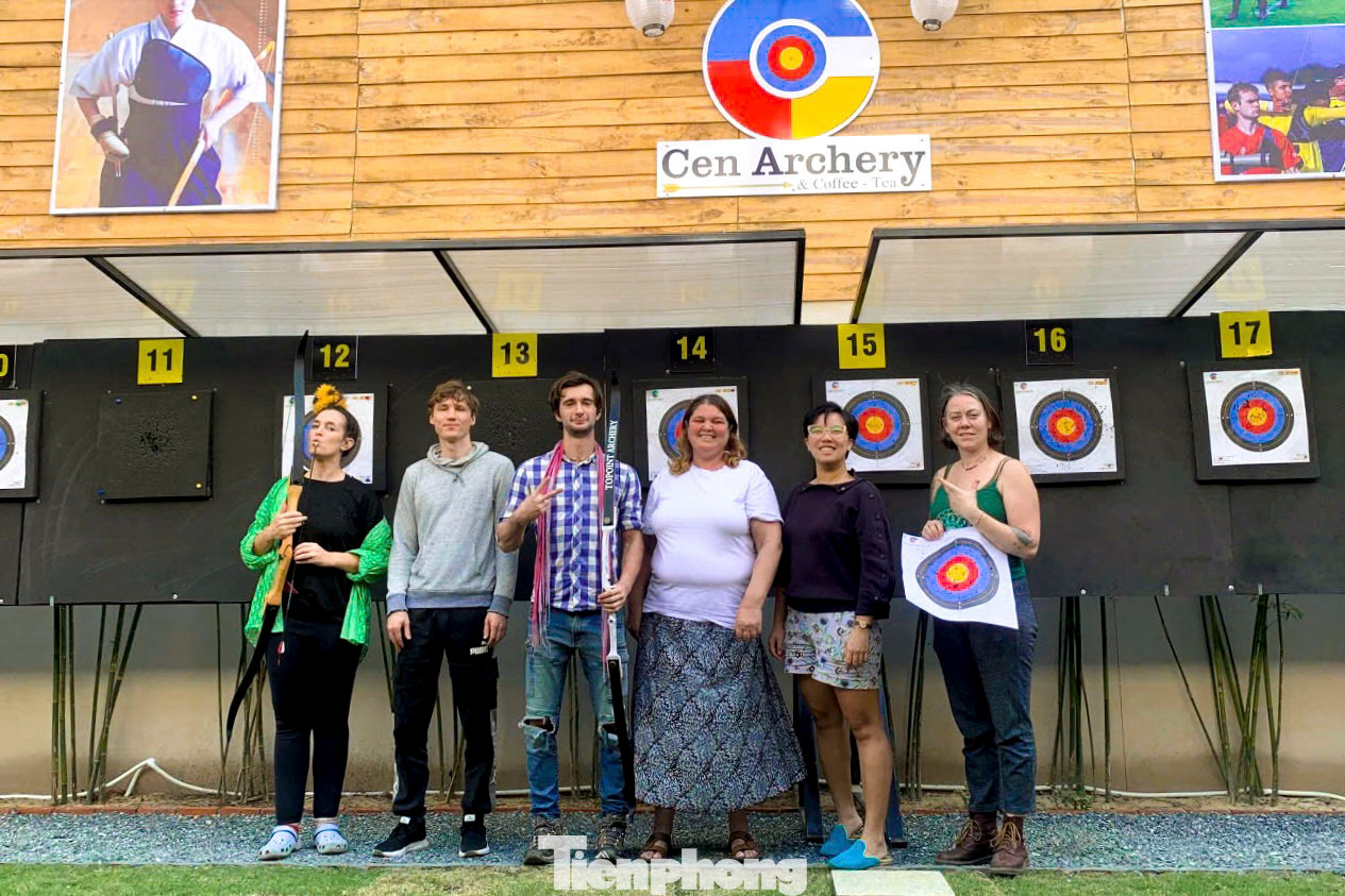 Du khách nước ngoài hào hứng, thích thú trải nghiệm môn bắn cung khi đến Đà Nẵng.