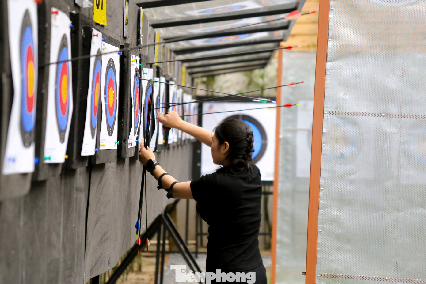 Không giống như các môn thể thao truyền thống khác, bắn cung đòi hỏi người chơi phải có sự tỉ mỉ, chính xác trong từng động tác. Việc điều chỉnh góc bắn, cảm nhận lực kéo của dây cung, kiểm soát được hơi thở là điều rất quan trọng.