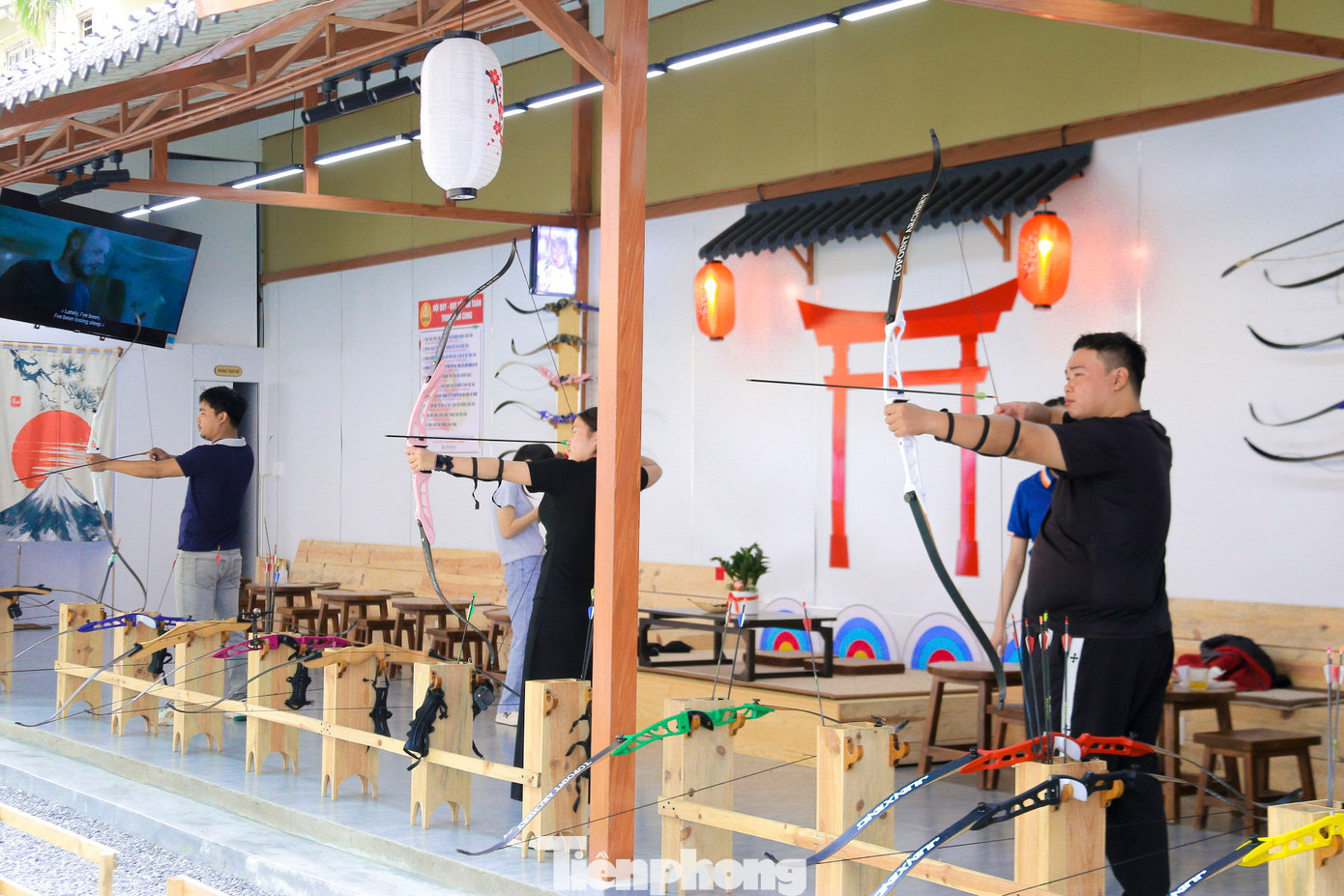 Sân bắn cung được trang bị đầy đủ các dụng cụ để người chơi thoải mái trong việc tập luyện.