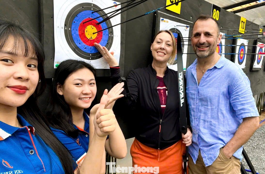 Du khách nước ngoài hào hứng, thích thú trải nghiệm môn bắn cung khi đến Đà Nẵng.