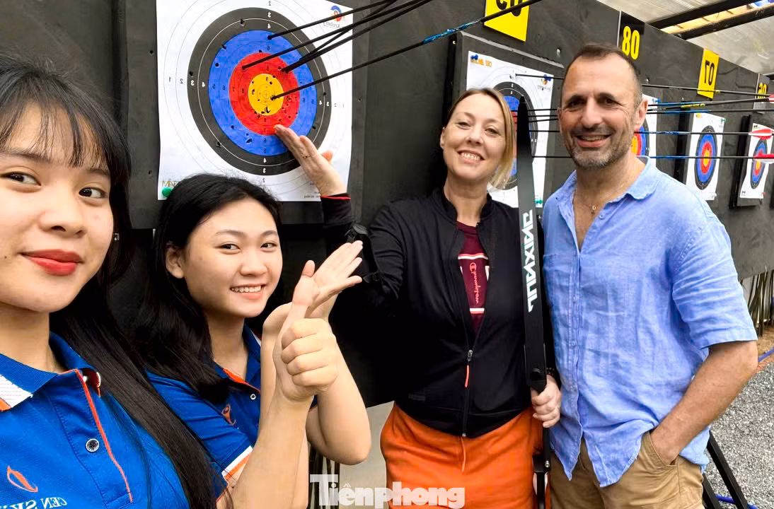 Du khách nước ngoài hào hứng, thích thú trải nghiệm môn bắn cung khi đến Đà Nẵng.