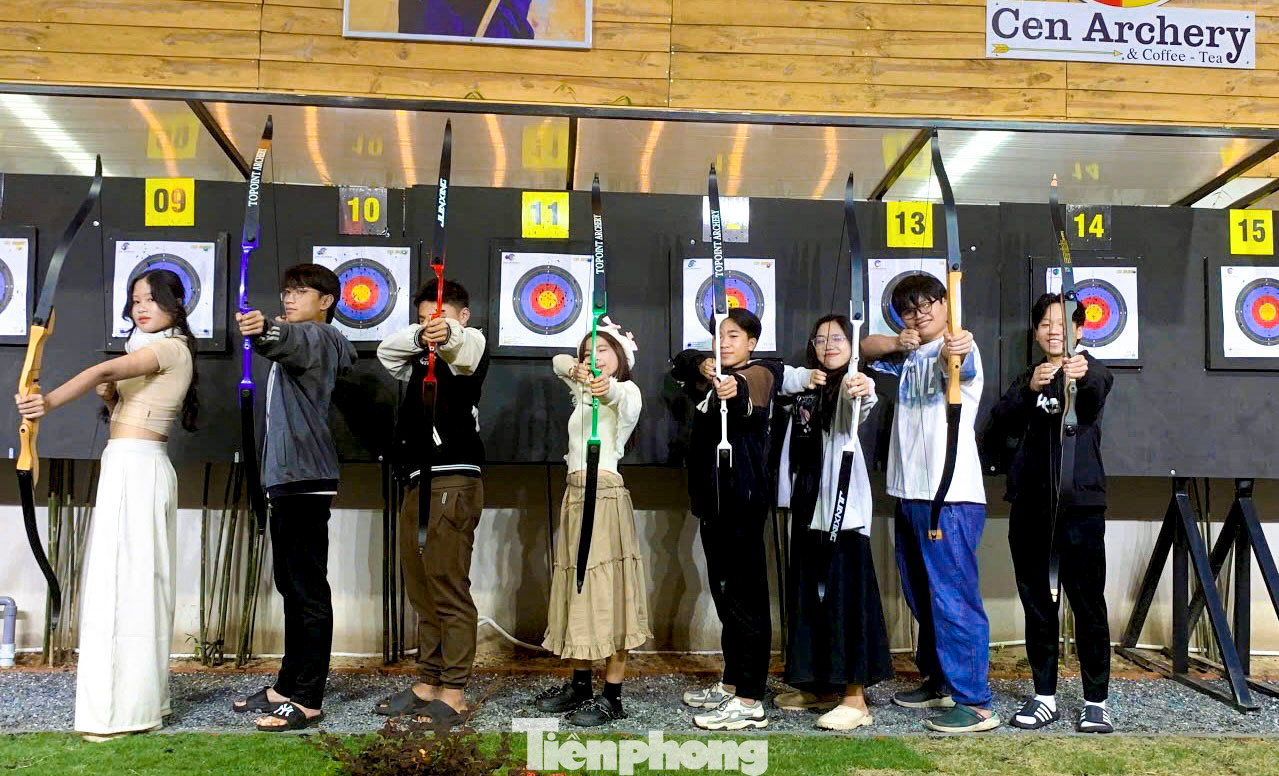 Nhiều nhóm bạn trẻ ở Đà Nẵng đến thư giãn sau những giờ học căng thẳng.