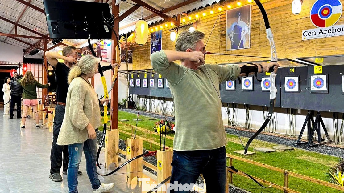 Môn bắn cung thu hút đông đảo du khách, giới trẻ Đà Nẵng đến chơi mỗi ngày.