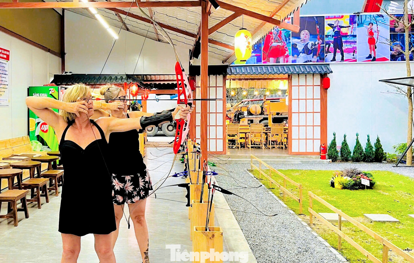 Du khách nước ngoài hào hứng, thích thú trải nghiệm môn bắn cung khi đến Đà Nẵng.