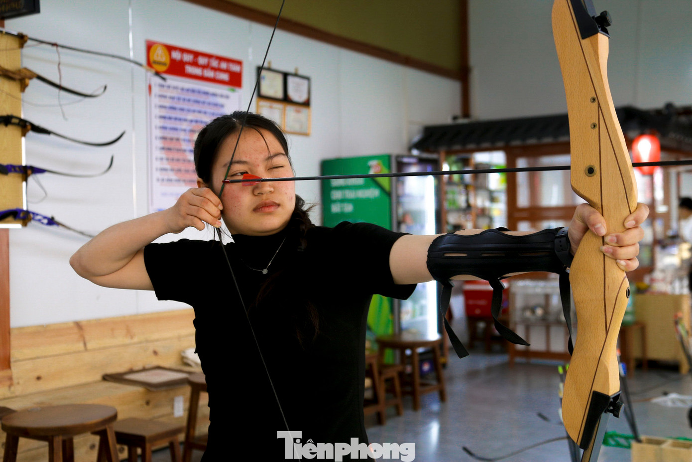 Bùi Thị Kim Yến (sinh viên Trường ĐH Kinh tế Đà Nẵng) cho biết: Mỗi ngày vào giờ rảnh, mình thường đến đây tập bắn cung để thư giãn sau những buổi học. &quot;Môn bắn cung không chỉ rèn luyện về thể chất, mà còn giúp mình phát triển các kỹ năng như sự tập trung, kiên nhẫn và bình tĩnh.&quot; Kim Yến cho biết.