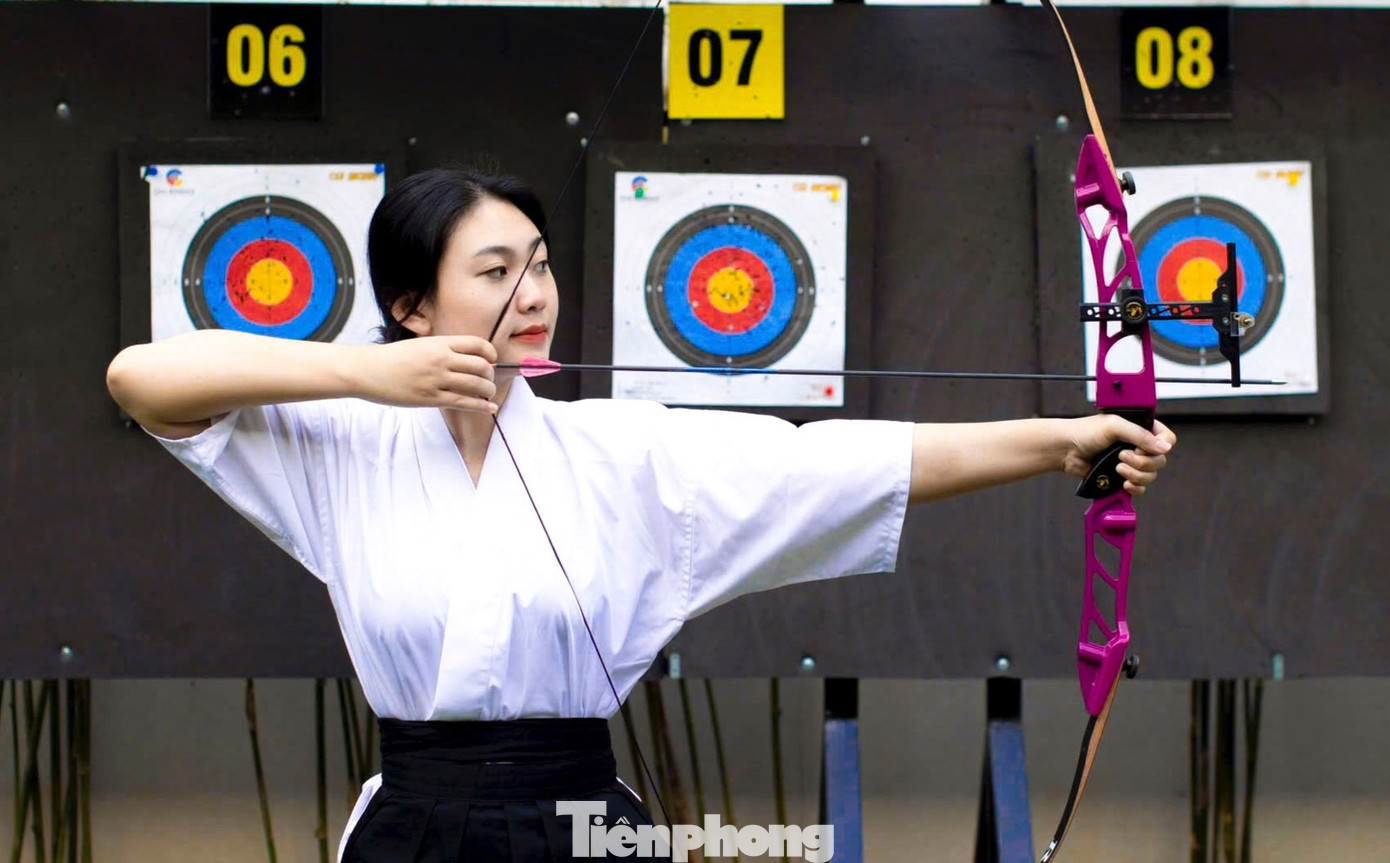 Không giống như các môn thể thao truyền thống khác, bắn cung đòi hỏi người chơi phải có sự tỉ mỉ, chính xác trong từng động tác. Việc điều chỉnh góc bắn, cảm nhận lực kéo của dây cung, kiểm soát được hơi thở là điều rất quan trọng.