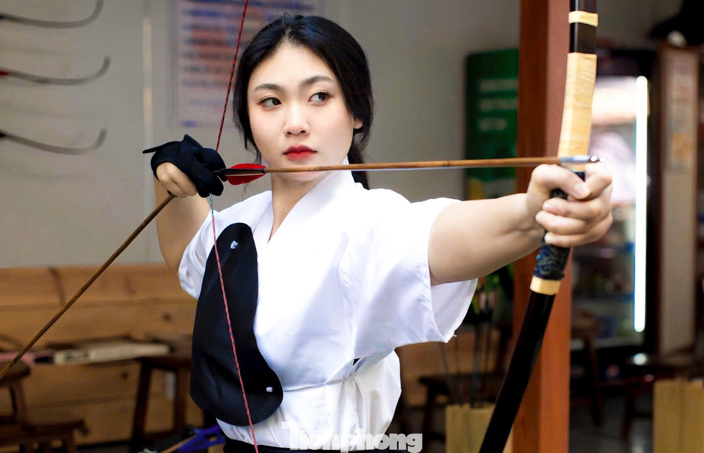 Không giống như các môn thể thao truyền thống khác, bắn cung đòi hỏi người chơi phải có sự tỉ mỉ, chính xác trong từng động tác. Việc điều chỉnh góc bắn, cảm nhận lực kéo của dây cung, kiểm soát được hơi thở là điều rất quan trọng.