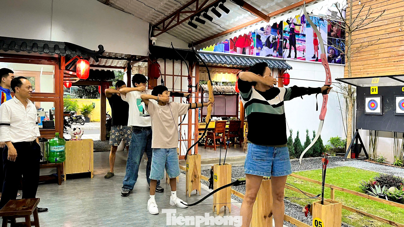 Môn bắn cung thu hút đông đảo du khách, giới trẻ Đà Nẵng đến chơi mỗi ngày.