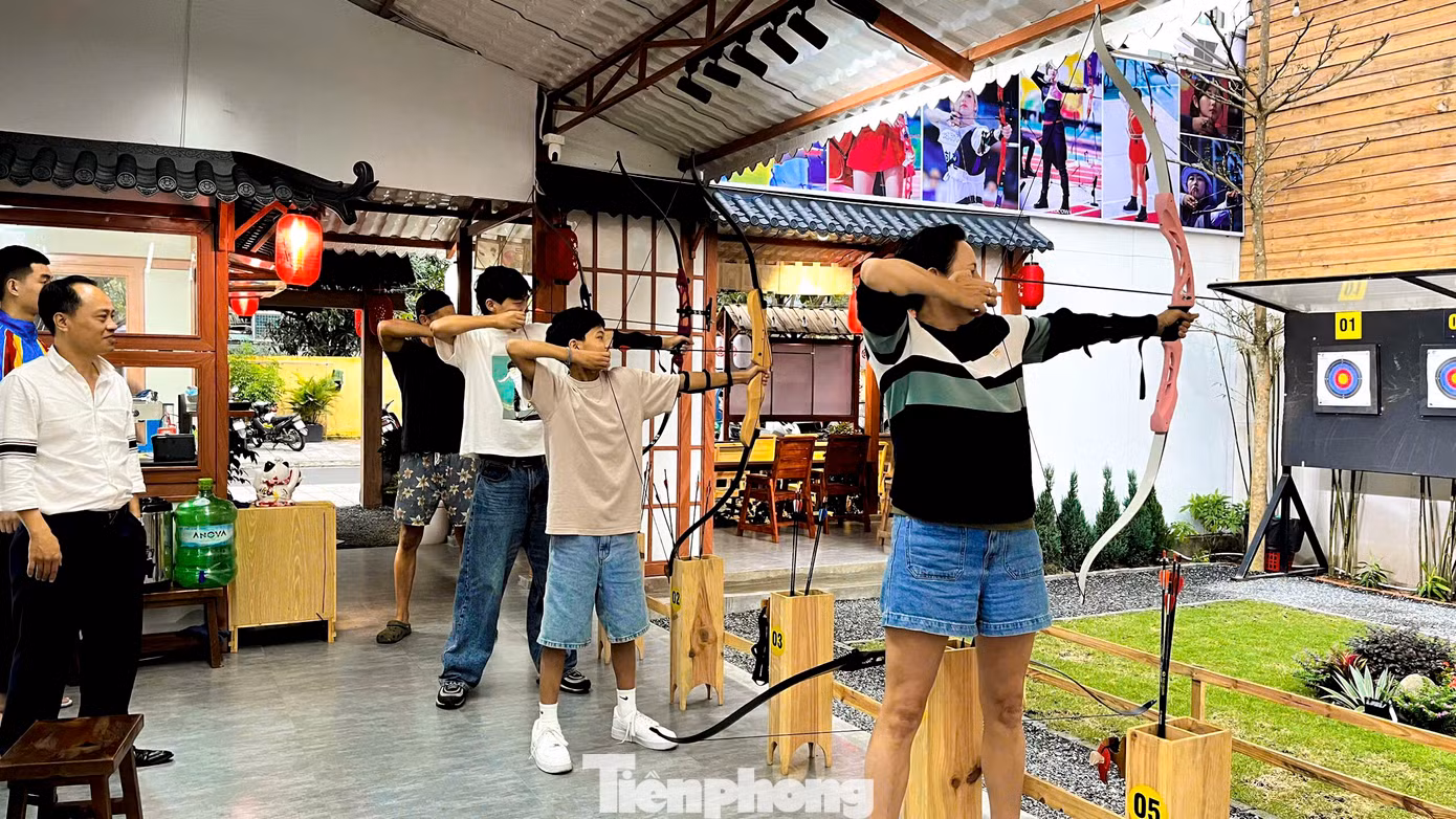 Môn bắn cung thu hút đông đảo du khách, giới trẻ Đà Nẵng đến chơi mỗi ngày.