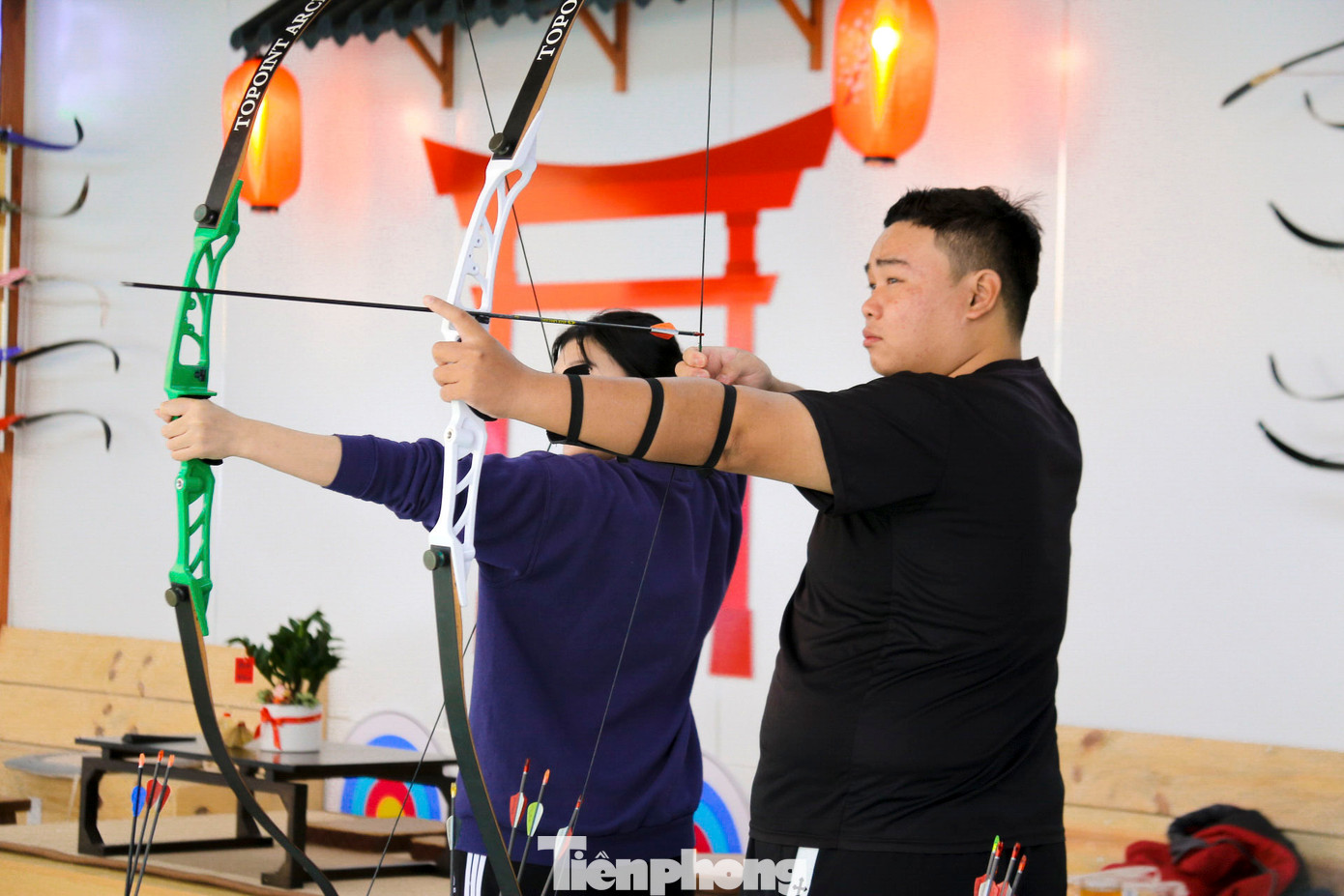 Không giống như các môn thể thao truyền thống khác, bắn cung đòi hỏi người chơi phải có sự tỉ mỉ, chính xác trong từng động tác. Việc điều chỉnh góc bắn, cảm nhận lực kéo của dây cung, kiểm soát được hơi thở là điều rất quan trọng.