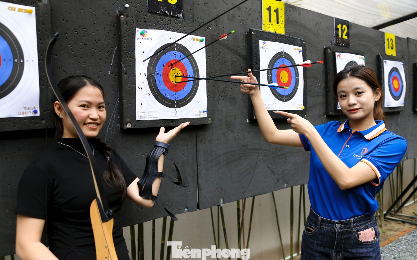 Nhiều nhóm bạn trẻ ở Đà Nẵng đến thư giãn sau những giờ học căng thẳng.