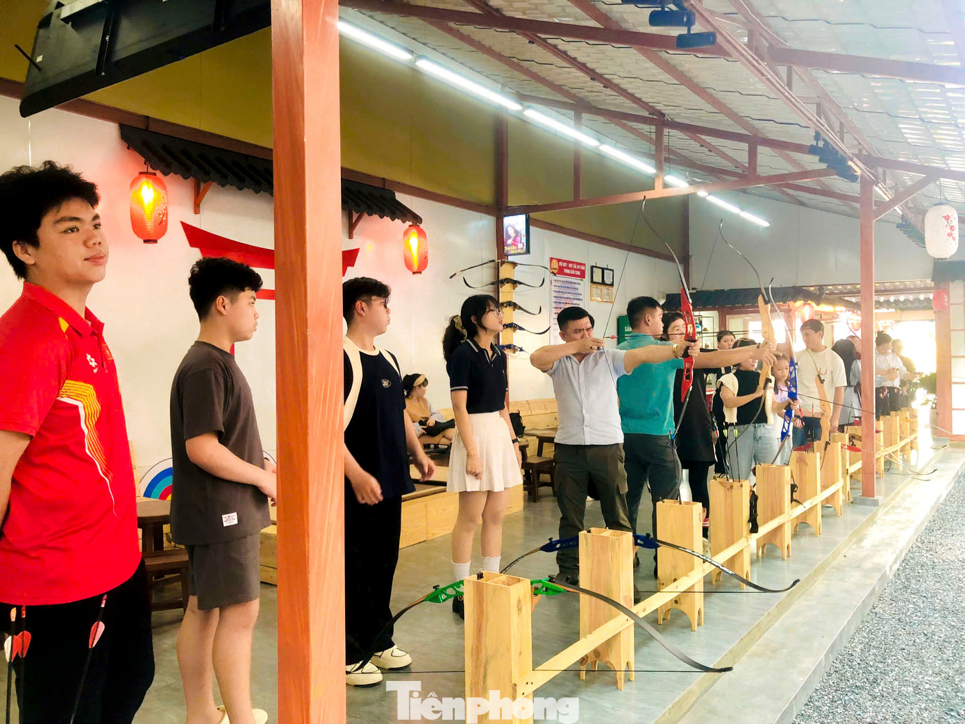 Ghi nhận của PV Tiền Phong, tại một quán cà phê trên đường Võ Nghĩa (quận Sơn Trà, TP. Đà Nẵng), đông đảo giới trẻ, du khách hào hứng thưởng thức cà phê và tập bắn cung tại đây.