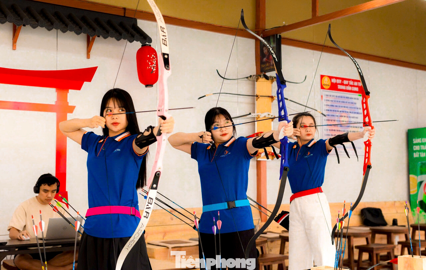 Nhiều nhóm bạn trẻ ở Đà Nẵng đến thư giãn sau những giờ học căng thẳng.