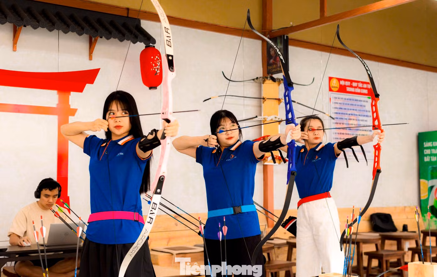 Nhiều nhóm bạn trẻ ở Đà Nẵng đến thư giãn sau những giờ học căng thẳng.