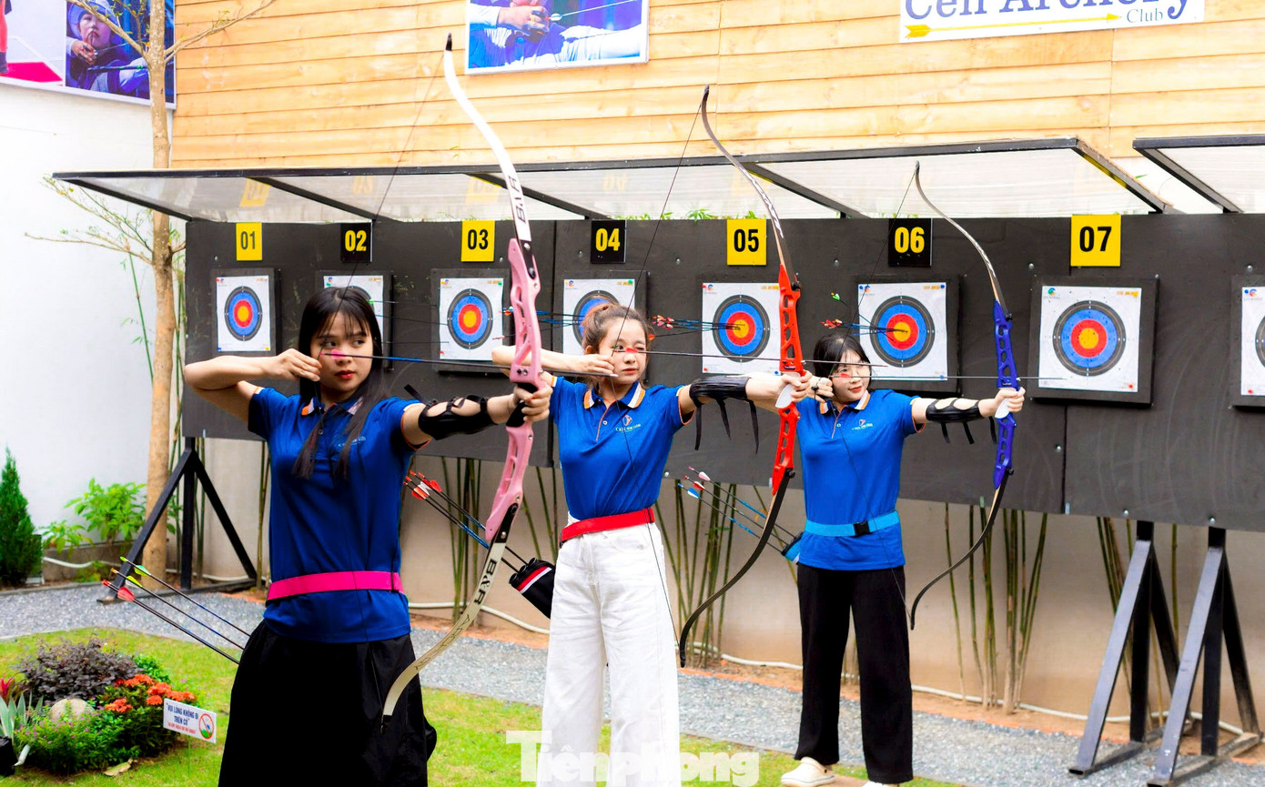 Sân bắn cung được trang bị đầy đủ các dụng cụ để người chơi thoải mái trong việc tập luyện.