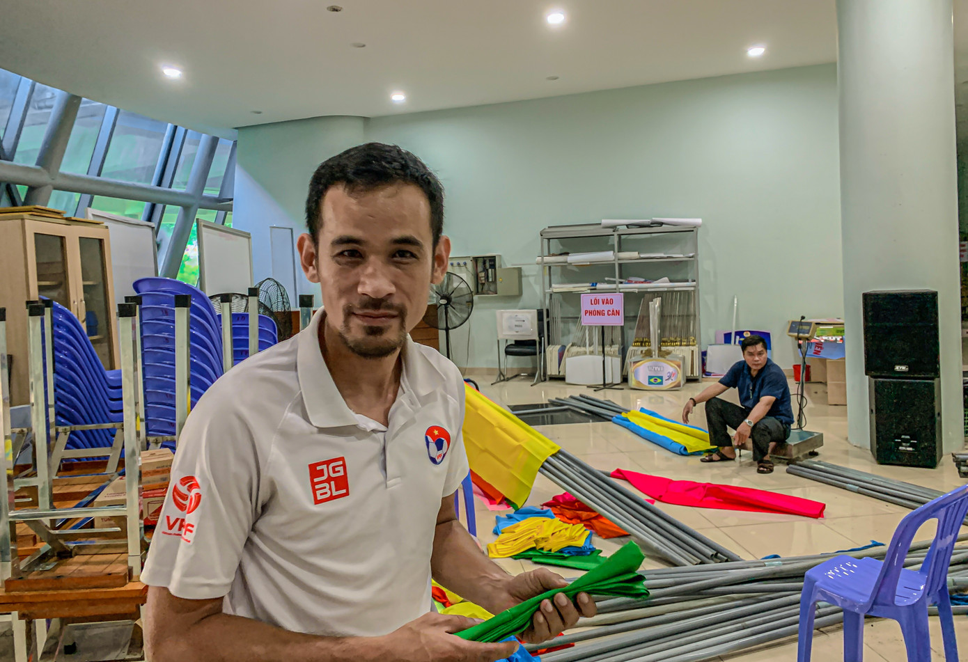 Anh Trịnh Hoài Quân, nhân viên đơn vị đang làm việc tại Cung thể thao Tiên Sơn cho biết: Chúng tôi đang tích cực dọn dẹp vệ sinh sạch sẽ từ trong ra ngoài, các phòng họp, bàn ghế cũng đã huy động anh em làm liên tục để kịp cho lễ khai mạc sắp tới. Từ đây tới ngày 31/5 sẽ hoàn tất các khâu để Đại hội diễn ra tốt đẹp.