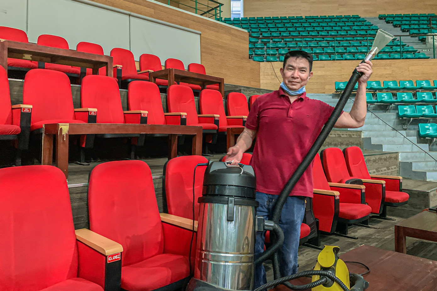 Lau chùi các hàng ghế