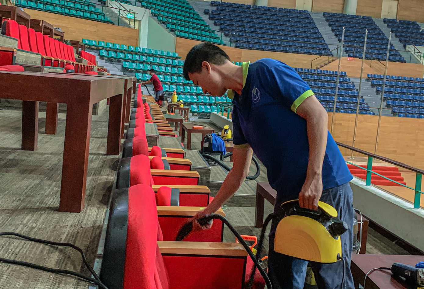 Lau chùi các hàng ghế