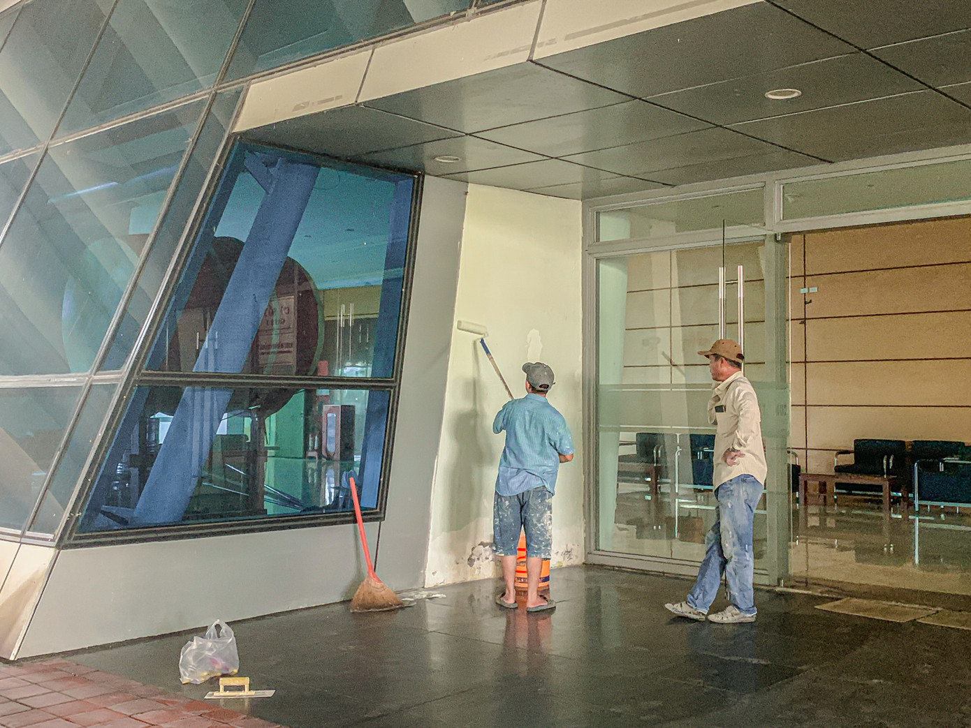 Sơn tường, dọn dẹp sạch sẽ bên ngoài Cung thể thao Tiên Sơn.