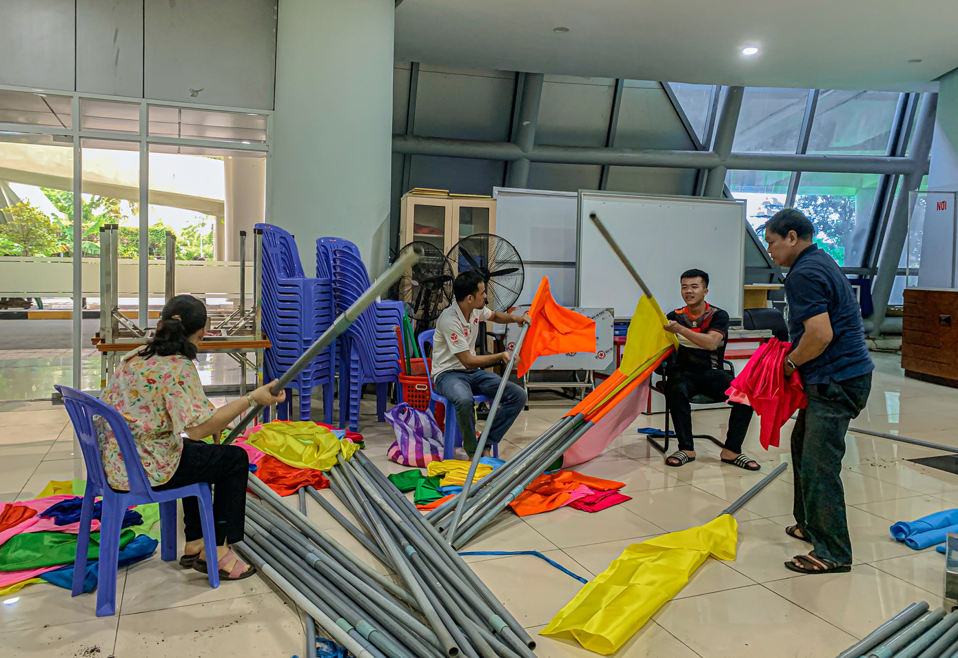 Những ngày này, công nhân tất bật làm việc, công tác tổ chức được các đơn vị khẩn trương thực hiện, đảm bảo đúng yêu cầu, tiến độ đề ra.