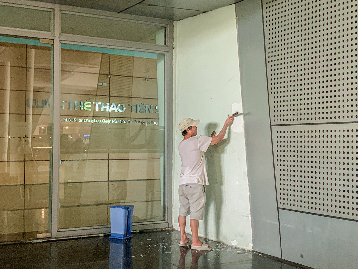 Sơn tường, dọn dẹp sạch sẽ bên ngoài Cung thể thao Tiên Sơn.