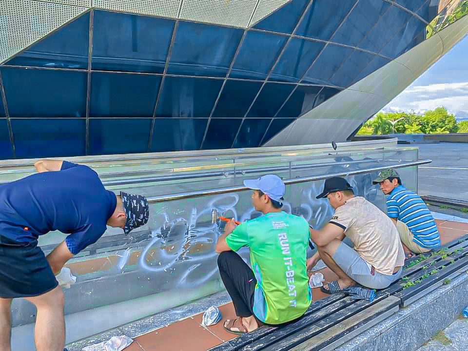Sơn tường, dọn dẹp sạch sẽ bên ngoài Cung thể thao Tiên Sơn.