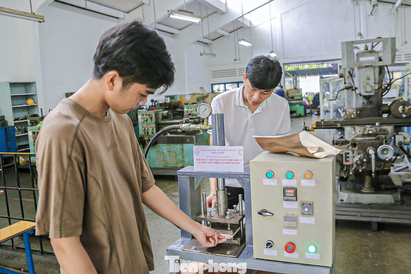 Tiến sĩ Bùi Hệ Thống - Giảng viên khoa Cơ khí - người hướng dẫn nhóm sáng chế, cho biết việc nghiên cứu và thiết kế máy ép chén, đĩa từ các vật liệu có sẵn như mo cau, lá sen, lá bàng… là rất thiết thực. Sáng chế này không chỉ giúp giải quyết vấn đề tiêu thụ sản phẩm xanh mà còn góp phần phát triển kinh tế bền vững và lan tỏa lối sống xanh trong cộng đồng. "Tôi hy vọng sản phẩm này sẽ được phát triển, mở rộng và ứng dụng vào sản xuất trong tương lai", TS. Thống nói.