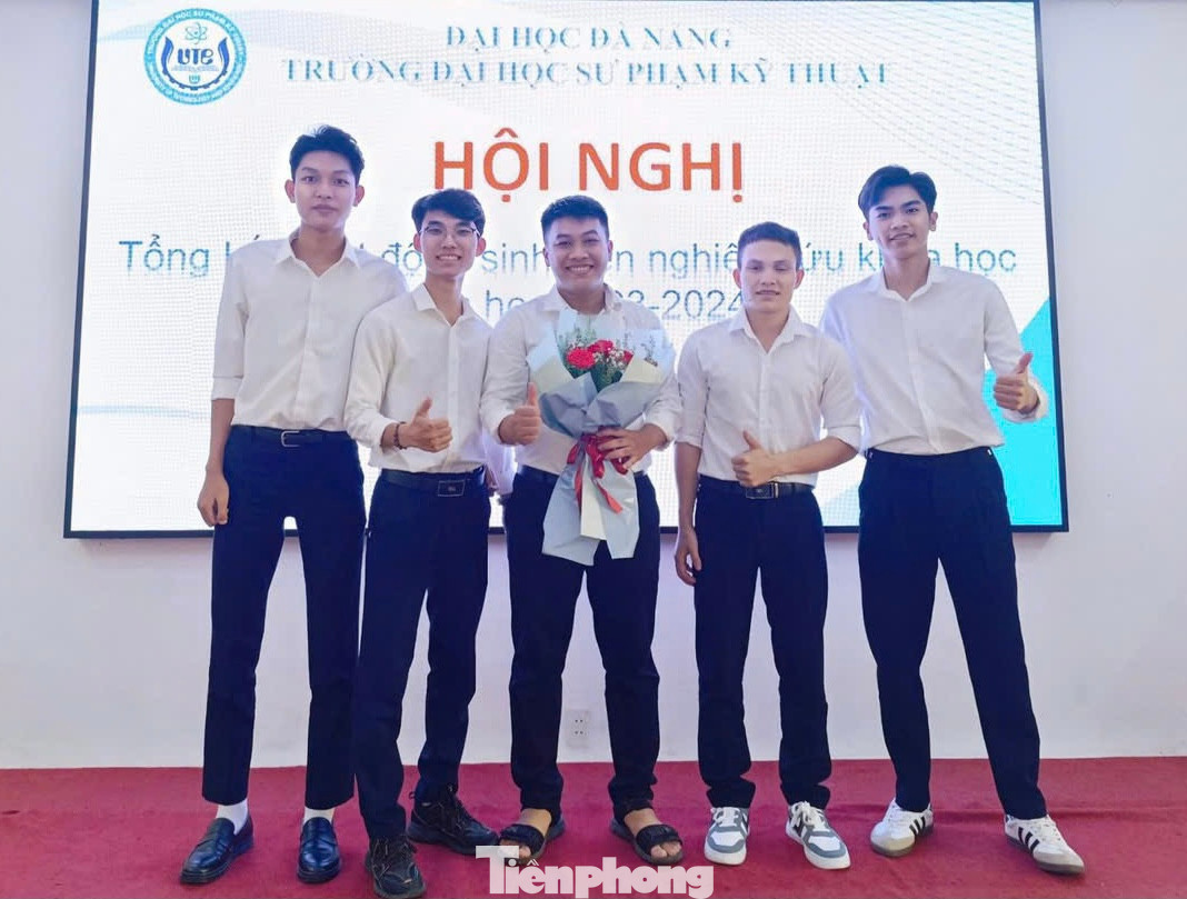 Nhóm sinh viên giành giải nhất cuộc thi cấp trường về cuộc thi nghiên cứu khoa học.