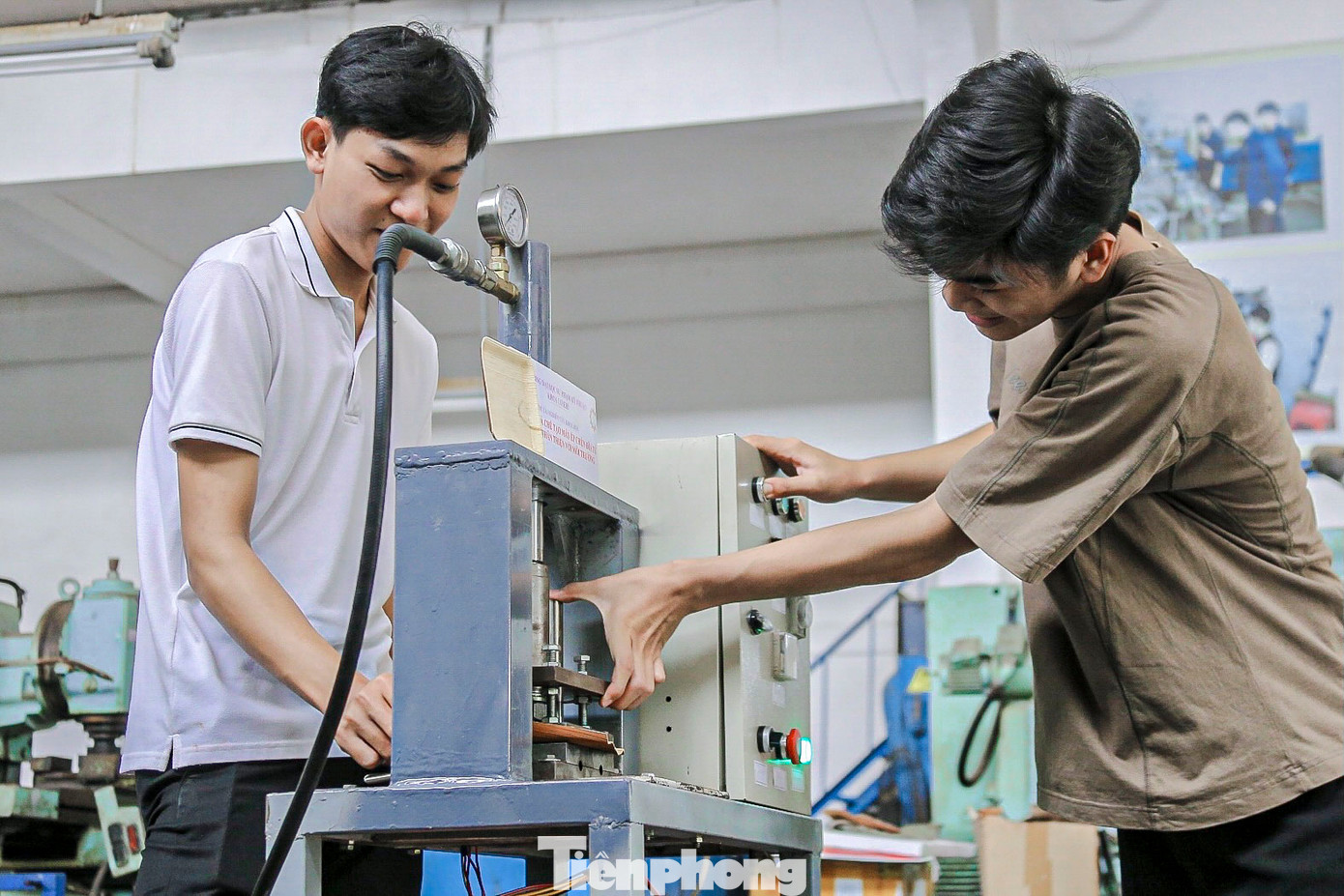 Chia sẻ về ý tưởng, các thành viên trong nhóm cho biết, mo cau là loại vật liệu dễ phân hủy, dễ tìm kiếm và phù hợp để thay thế nhựa trong việc sản xuất đồ gia dụng. Hồ Văn Lý, đại diện nhóm, chia sẻ: "Sau nhiều tháng nỗ lực, chúng tôi đã hoàn thiện chiếc máy ép chén đĩa từ mo cau. Thành quả này không chỉ giúp giảm thiểu ô nhiễm môi trường mà còn giúp nhóm giành giải nhất tại cuộc thi cấp trường."