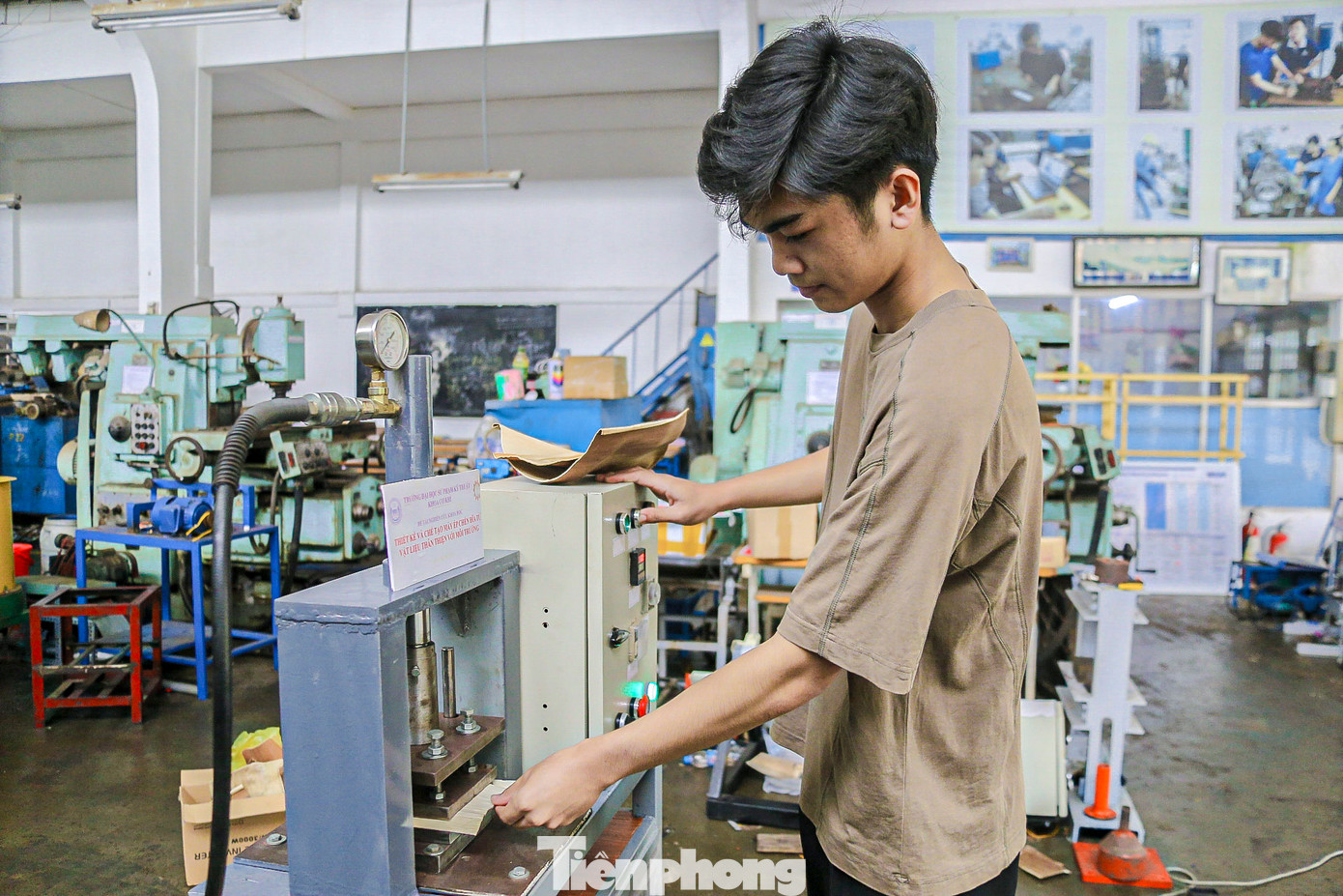 Khi ấn nút trên bảng điều khiển, hệ thống gia nhiệt bắt đầu hoạt động và nóng dần lên từ nhiệt độ môi trường đến nhiệt độ mong muốn trong bộ khuôn ép vào khoảng 120 – 180 độ C trong khoảng thời gian 60 – 90 giây.