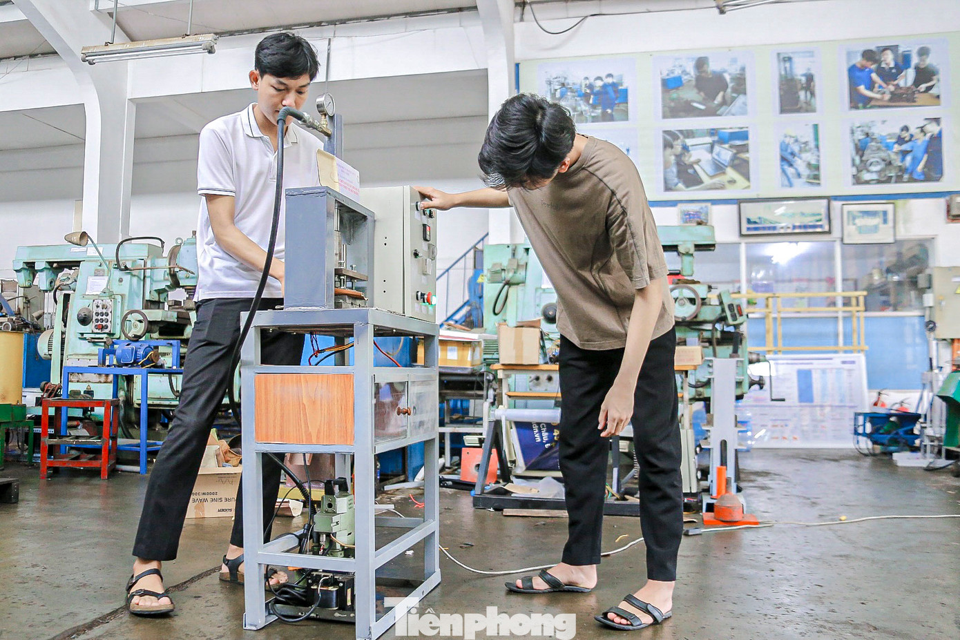 Trước thực trạng các sản phẩm nhựa khó phân hủy được sử dụng rộng rãi, gây nguy cơ ô nhiễm môi trường và ảnh hưởng đến sức khỏe con người, nhóm sinh viên Trường Đại học Sư phạm Kỹ thuật (Đại học Đà Nẵng) đã chế tạo thành công máy ép chén đĩa từ mo cau. Sáng chế này hướng đến việc tạo ra các sản phẩm dễ phân hủy, thay thế đồ dùng nhựa truyền thống.