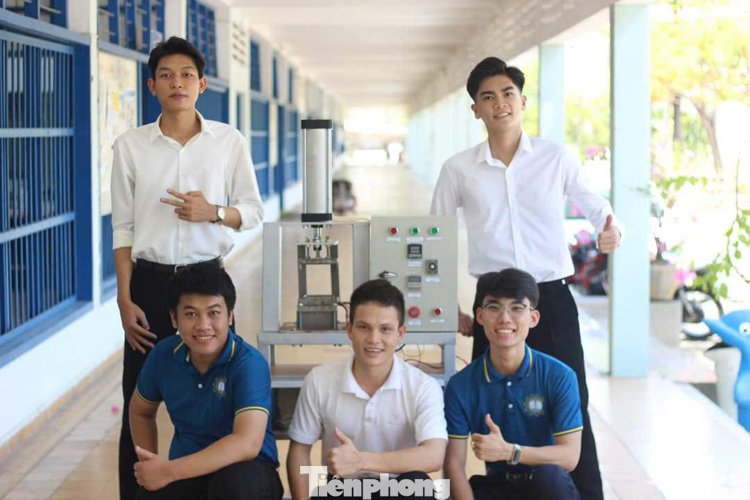 Nhóm nghiên cứu gồm các sinh viên Lê Văn Tuấn, Đặng Hữu Tài, Mai Xuân Sơn, Phan Tấn Sang và Hồ Văn Lý (thuộc Khoa Cơ khí, Trường Đại học Sư phạm Kỹ thuật). Bằng kỹ thuật ép thủy lực với mức gia nhiệt phù hợp, nhóm đã chế tạo thành công máy ép chén đĩa từ mo cau, đạt năng suất 60 sản phẩm mỗi giờ.