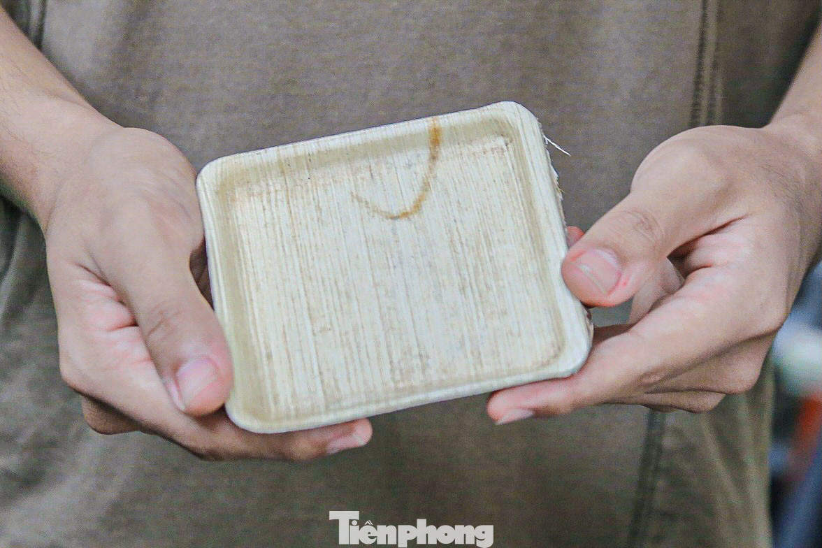 Nguyên liệu được chọn là mo cau, lá sen, lá bàng... các loại có sẵn trong tự nhiên, được thị trường xuất khẩu ưa chuộng, nguồn nguyên liệu dồi dào là một tiềm năng trong phát triển kinh tế bền vững.