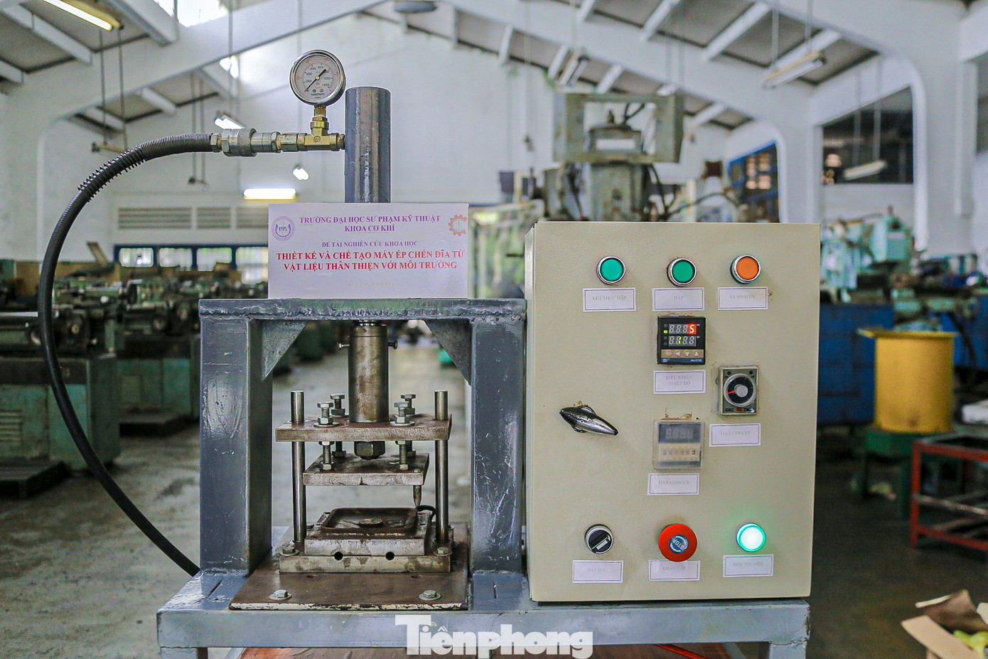 Máy có hình khối chữ nhật bằng các ống thép ghép với nhau, cao 1,2m, rộng gần 70cm, trọng lượng khoảng 150kg. Trên máy có bộ phận dập piston xi lanh thủy lực, khuôn ép tạo hình chén đĩa cùng các bộ điều khiển và hệ thống vệ sinh.