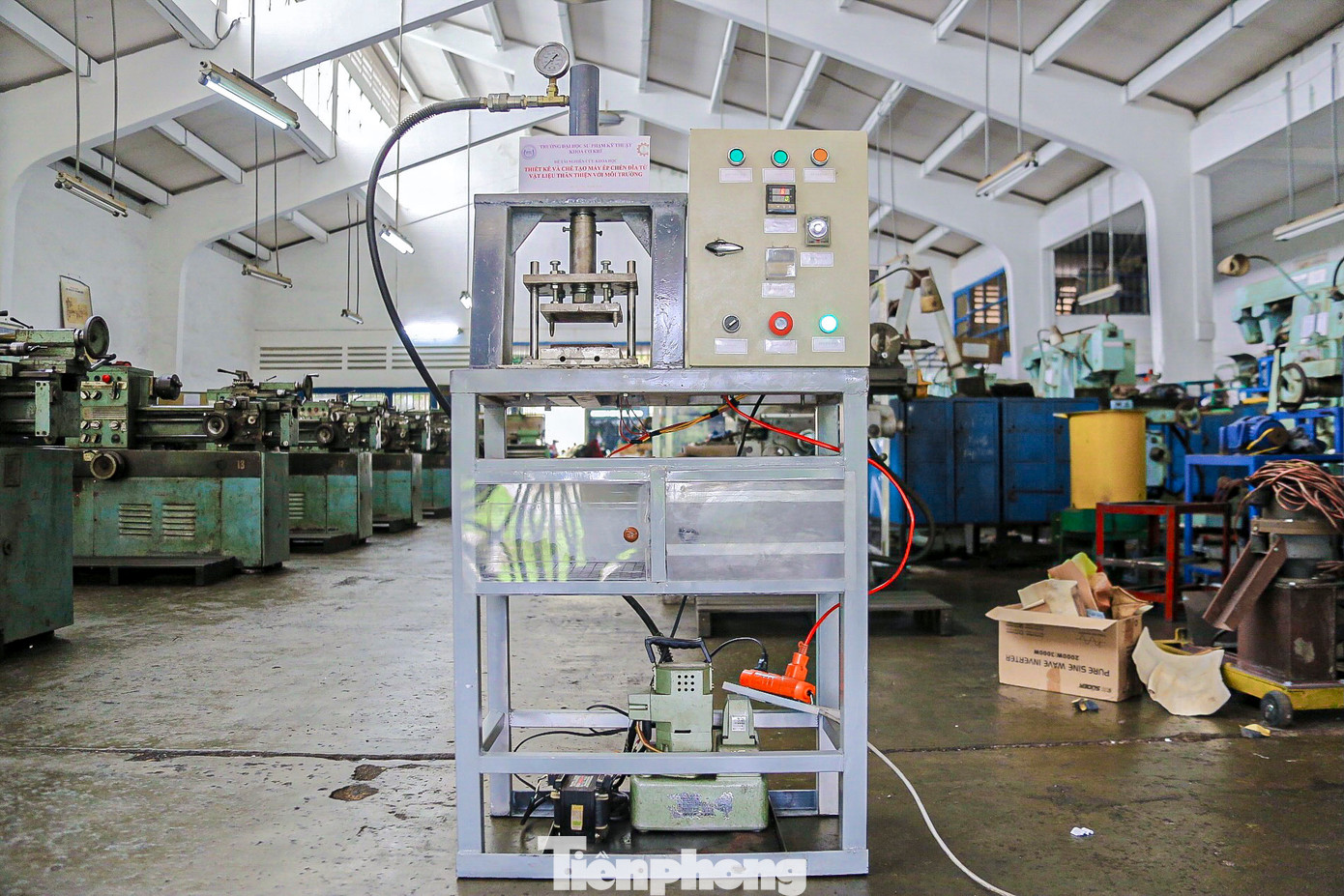 Máy có hình khối chữ nhật bằng các ống thép ghép với nhau, cao 1,2m, rộng gần 70cm, trọng lượng khoảng 150kg. Trên máy có bộ phận dập piston xi lanh thủy lực, khuôn ép tạo hình chén đĩa cùng các bộ điều khiển và hệ thống vệ sinh.