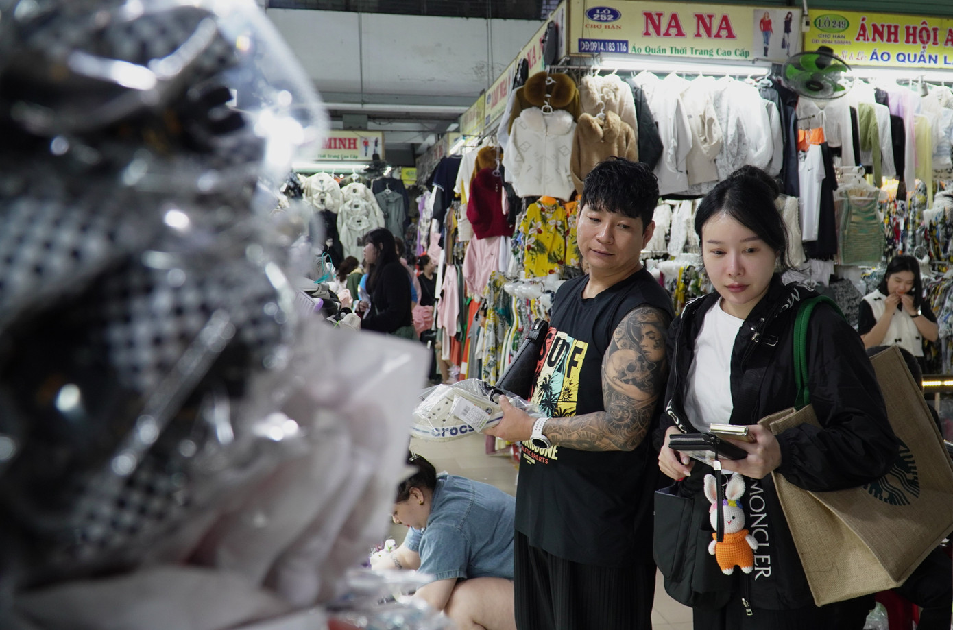 Du khách rất chuộng các mặt hàng giày dép, áo quần may sẵn, các món đặc sản vì mẫu mã phong phú, giá cả phải chăng. Ảnh: Thanh Hiền.